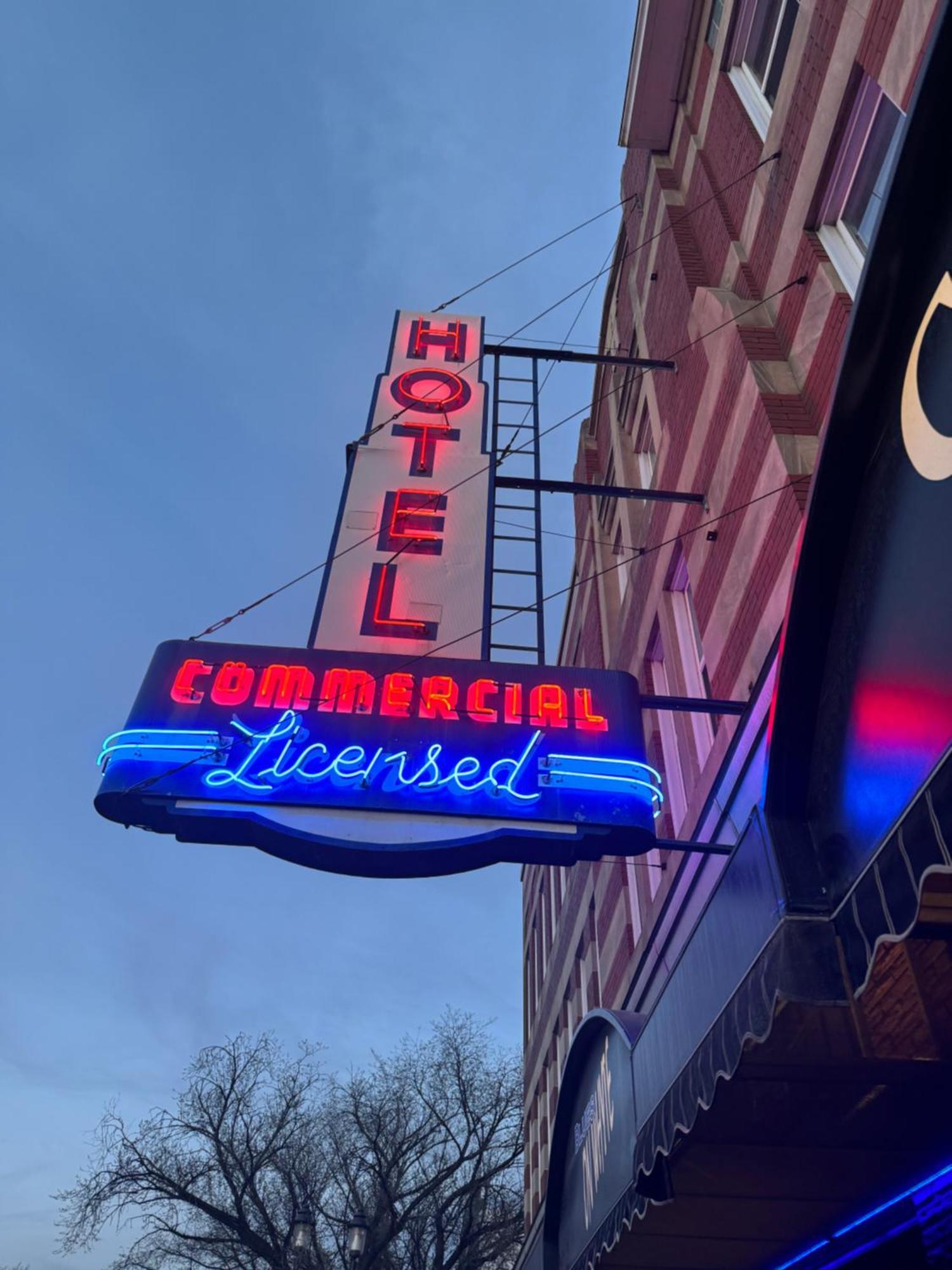 Commercial Hotel Edmonton Ngoại thất bức ảnh